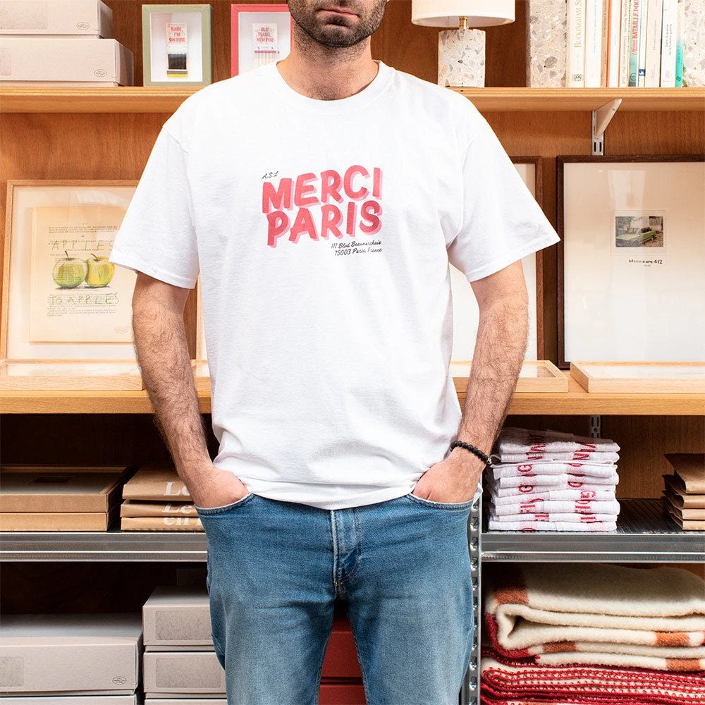 Merci- T-shirt Unisexe - Blanc & Logo Rouge 4 Merci- T-shirt Unisexe - Blanc & Logo Rouge – Image 2