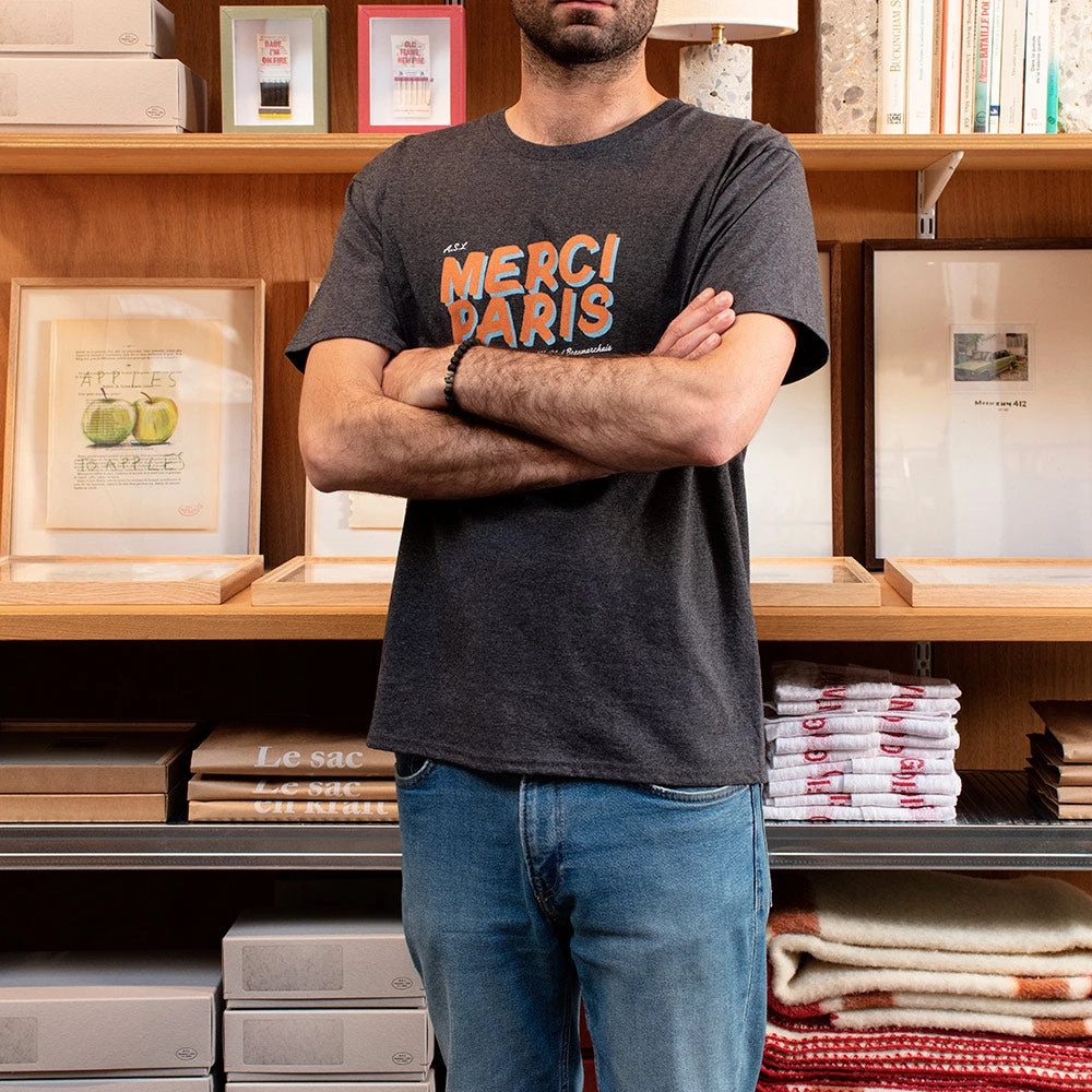 Merci- T-shirt Unisexe - Gris Foncé 4 Merci- T-shirt Unisexe - Gris Foncé – Image 2