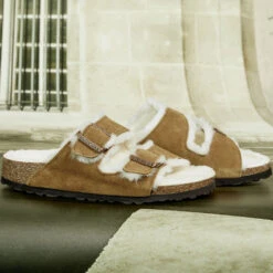 Birkenstock - Sandales Arizona En Fourrure - Marron