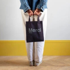 Merci - Tote Bag En Coton - Marine 7 Merci - Tote Bag En Coton - Marine -Mode Vêtements Magasin MERCI packshots 270623 0607
