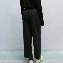 Cordera - Pantalon Tailleur En Laine - Anthracite 10 Cordera - Pantalon Tailleur En Laine - Anthracite -Mode Vêtements Magasin Pant anthracite 3