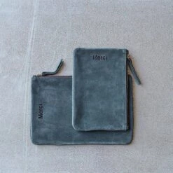 Merci - Pochette En Daim - Bottle 7 Merci - Pochette En Daim - Bottle -Mode Vêtements Magasin pochette daim bleu fonce 2tailles