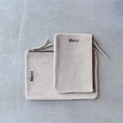 Merci - Pochette En Daim - Earth -Mode Vêtements Magasin pochette gris clair 2tailles Earth