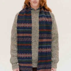Howlin' - Echarpe A Woolen Wonder - Marine 8 Howlin' - Echarpe A Woolen Wonder - Marine -Mode Vêtements Magasin scarf1 d5e72387 fc58 4e93 9a63 e97be381c544