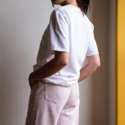 Merci- T-shirt Unisexe - Blanc & Logo Rouge 7 Merci- T-shirt Unisexe - Blanc & Logo Rouge -Mode Vêtements Magasin tshirt blanc merci paris dos